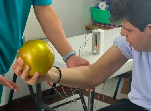 Alumnos de Ingeniería Mecatrónica del Tec en Estado de México crearon y donaron un dispositivo funcional como técnica terapéutica motriz no invasiva.