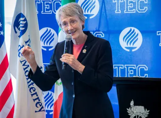 La Dra. Heather Wilson, presidenta de la Universidad de Texas en El Paso (UTEP), dialoga con estudiantes del Tecnológico de Monterrey campus Ciudad Juárez