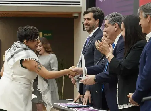 Impulsa igualdad con perspectiva de género y recibe Premio Mujer Tec