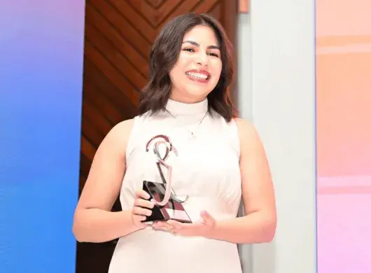 Ximena con su premio Rómulo Garza
