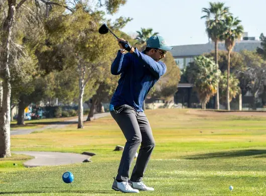 Golfista hace swing en el Torneo de Golf EXATEC Blue Open Laguna