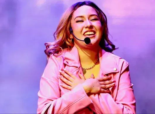 Azul Ramírez, alumna de PrepaTec, interpreta a Elle Woods en el musical Legalmente Rubia del Tec de Monterrey campus Chihuahua.