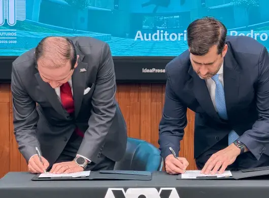 Juan Pablo Murra, rector del Tecnológico de Monterrey, y Gustavo Pacheco López, rector general de la UAM, firmando el convenio de colaboración en la Ciudad de México.
