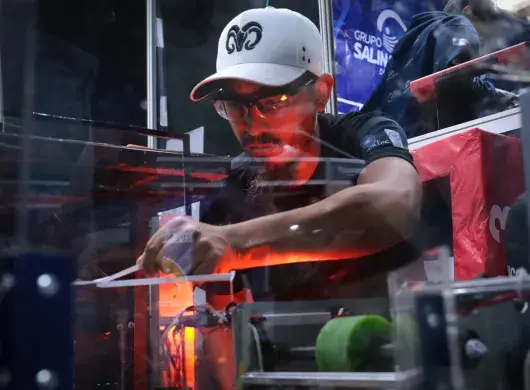 Coach haciendo ajustes en el mecanismo del robot  