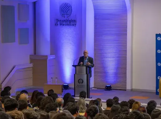 Economista y analista mexicano dialoga sobre economía en Tec Toluca