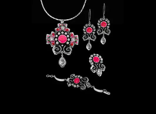 Joyas que narran México: diseñador Tec deslumbra en Hong Kong