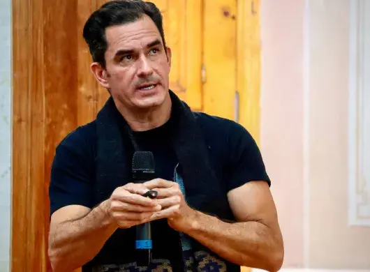 El arquitecto Juan Carral durante su charla en Chihuahua para celebrar los 80 años del programa de Arquitectura del Tec