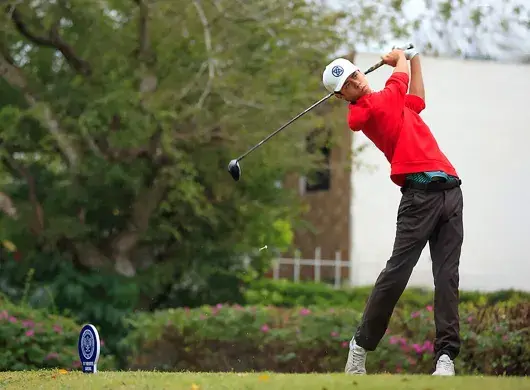 Práctica de golf, joven alumno de PrepaTec Santa Anita participa en torneos profesionales. 