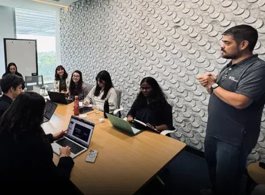 Profesor habla frente a un grupo de estudiantes 