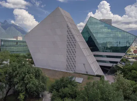 Vista de edificio CETEC, del campus Monterrey del Tec