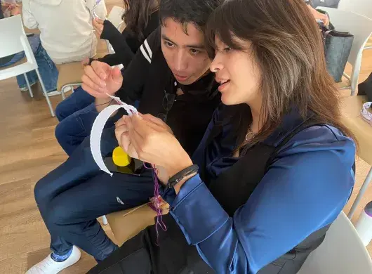 Estudiantes bordan con técnica ñañú