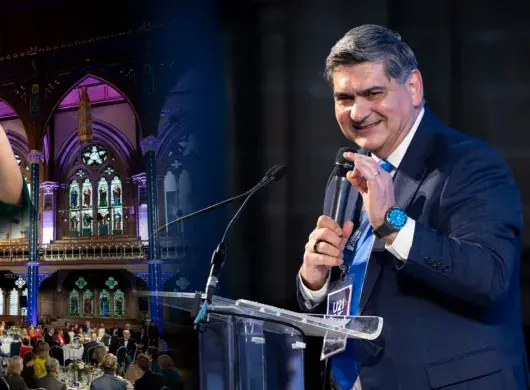 David Garza participa en la reunión anual de Universitas 21 en Glasgow, donde líderes universitarios dialogan sobre el futuro de la educación; collage con panel, asistentes y actividades académicas.