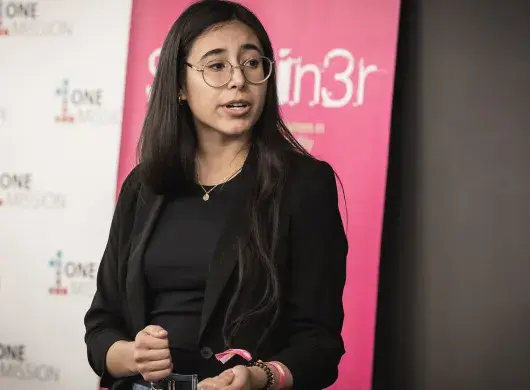 Karla durante una presentación