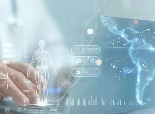 médico, desenfocado en el fondo, trabajando en una computadora portátil con una pantalla táctil. Un gran panel holográfico azul proyecta datos complejos y gráficos sobre la pantalla. Estos gráficos incluyen una visualización en 3D del cuerpo humano con la columna vertebral, un mapa del mundo con puntos de datos globales y gráficos de líneas