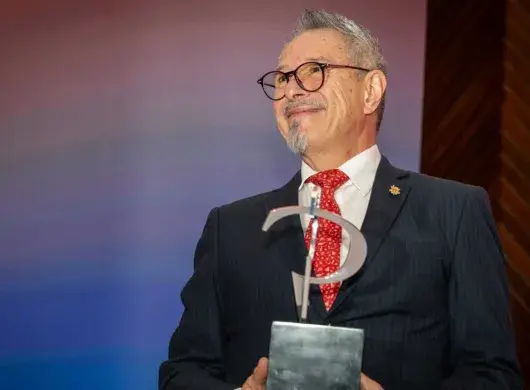 Raúl Monroy, profesor investigador del Tec en Estado de México, es reconocido con el Premio INSIGNIA por su trayectoria de investigación en IA.