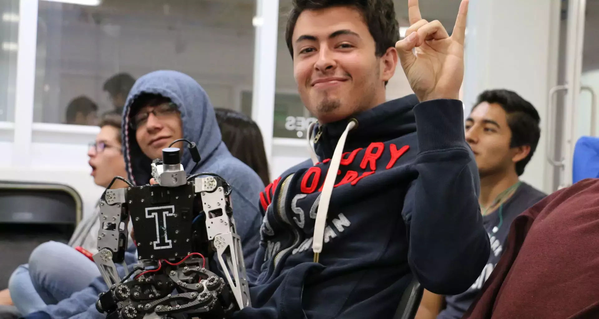 Joven estudiante participando en la Semana de Tópicos