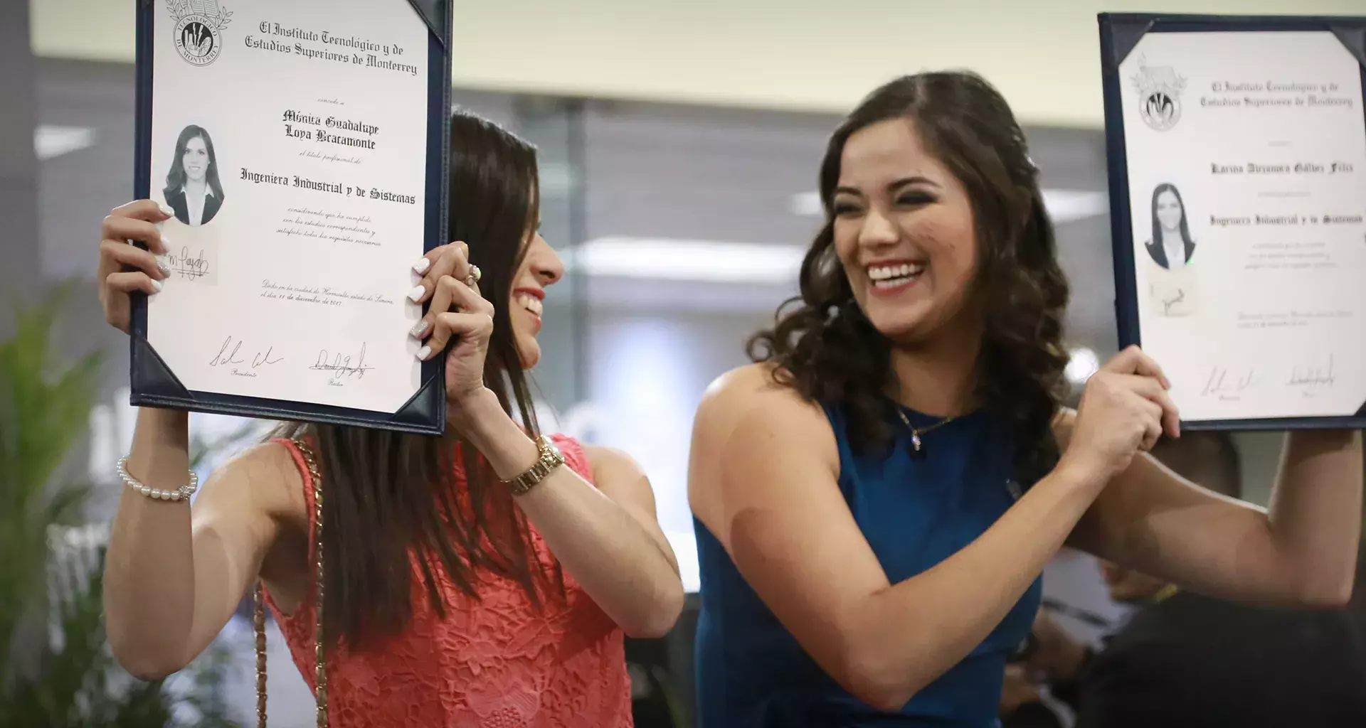 Alumnas  sosteniendo sus títulos universitarios