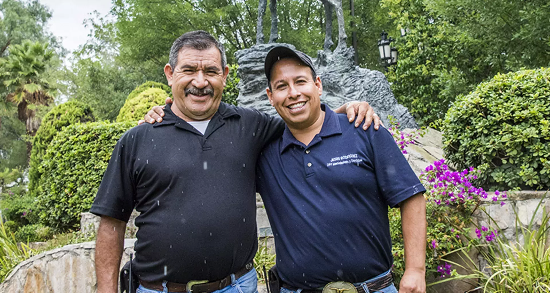 Dos compañeros abrazándose