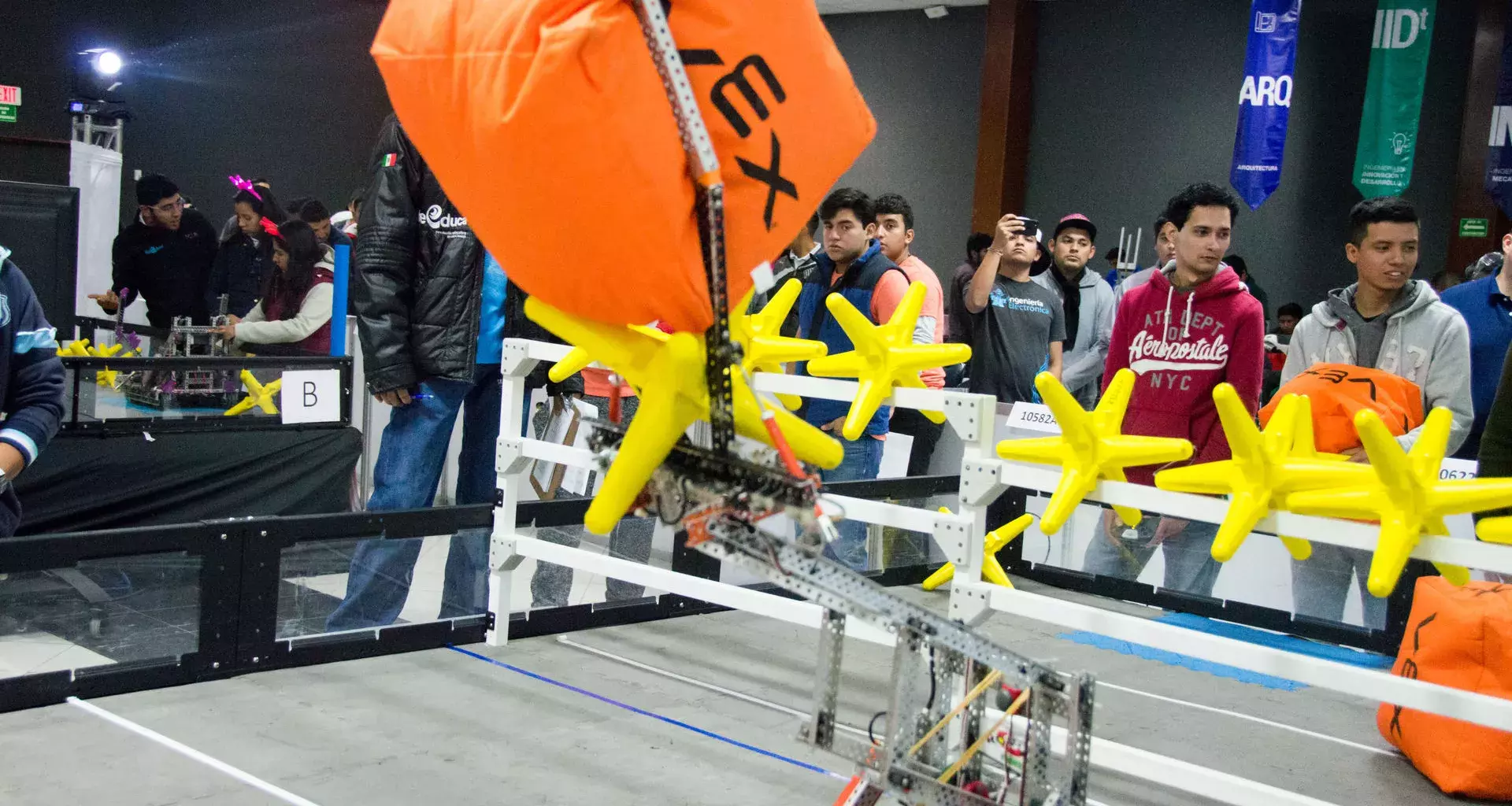 Robot en acción durante competencia