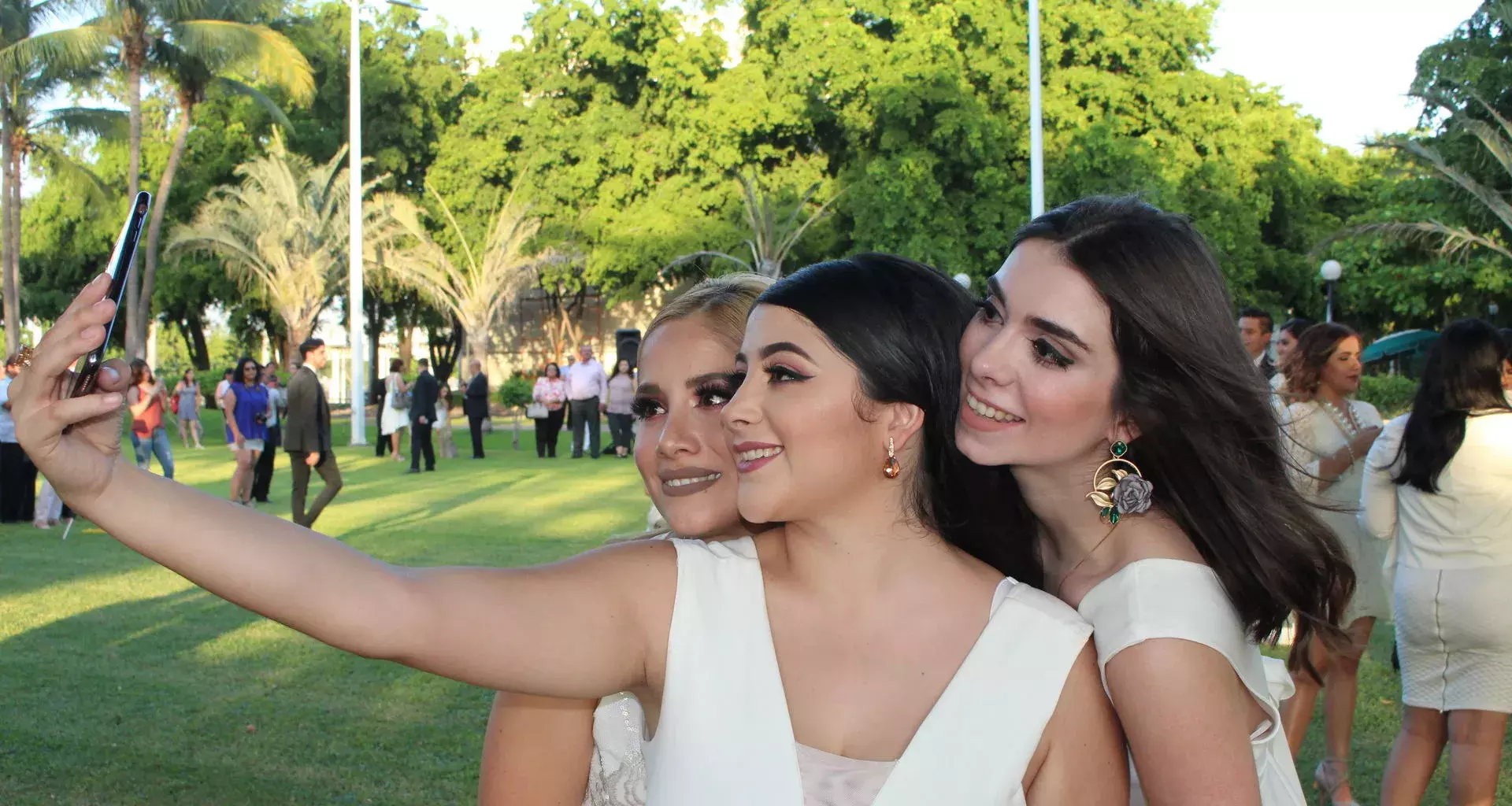 graduadas tomándose selfie