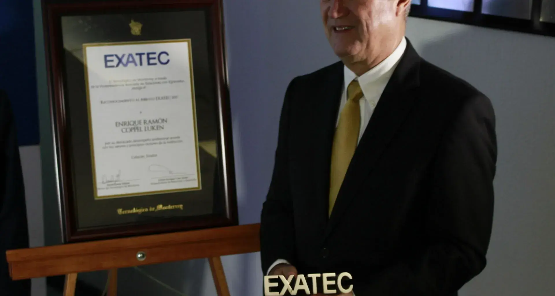 Galardonan a Enrique Coppel Luken con el Premio al Mérito EXATEC 