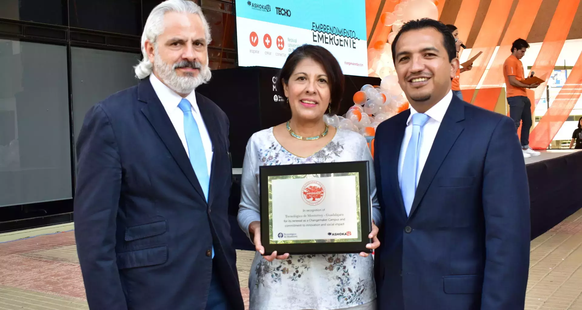 La placa conmemorativa fue entregada oficialmente por Angie Fuessel, directora Ashoka U, en el marco del Festival Changemaker Day realizado dentro de nuestras instalaciones.