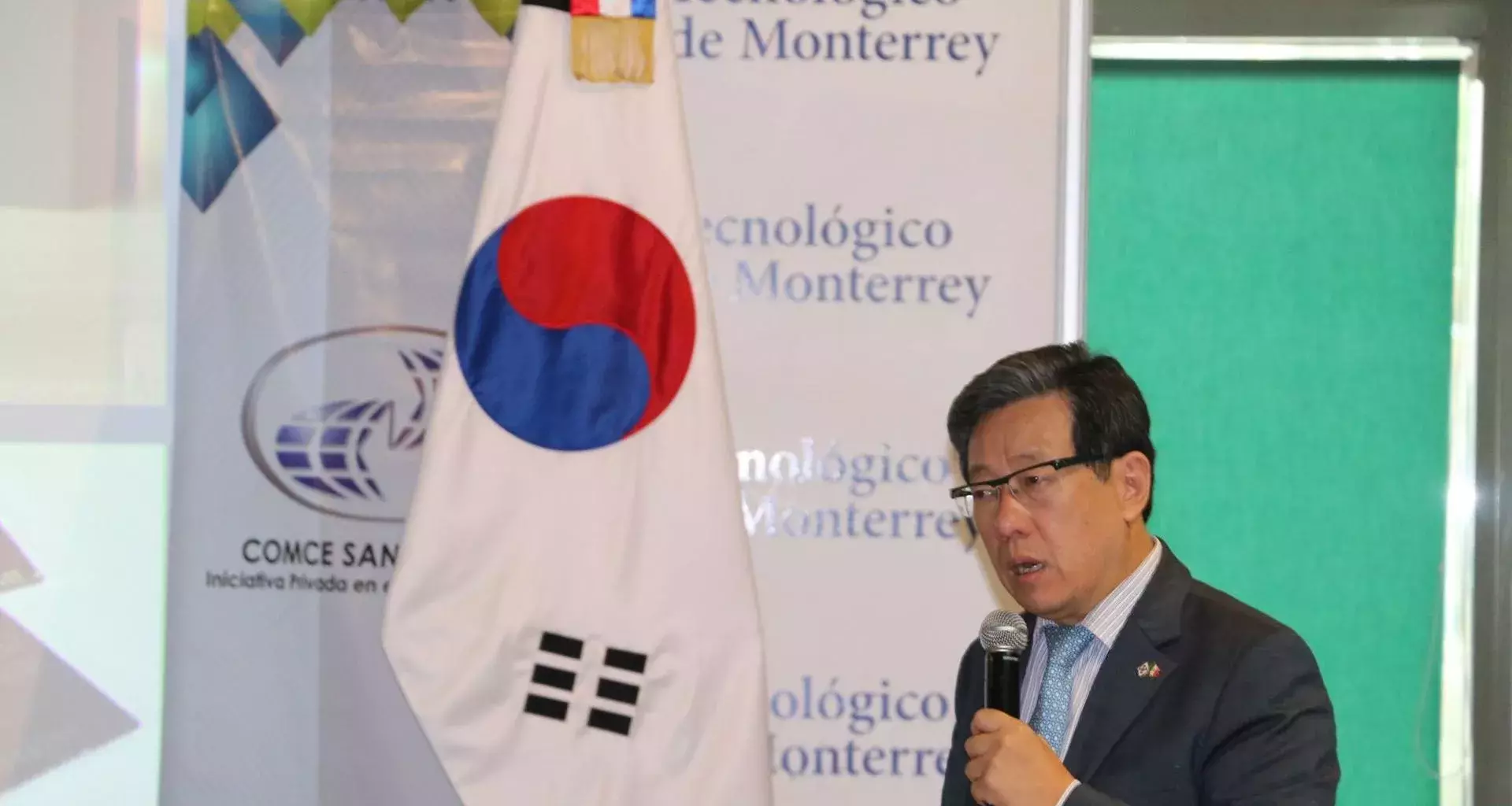 Embajador de Corea del Sur en México, el Dr. Chun Beeho