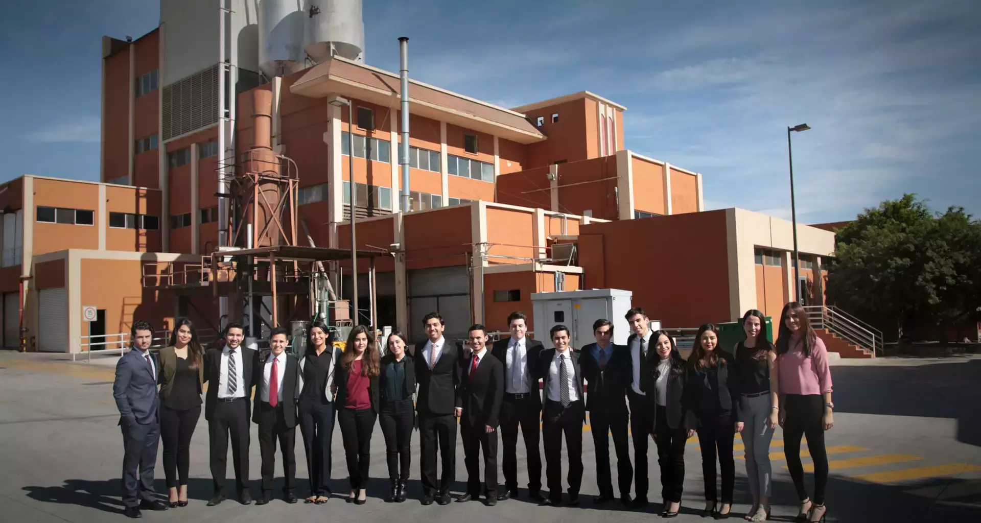 Alumnos en instalaciones de Caffenio.