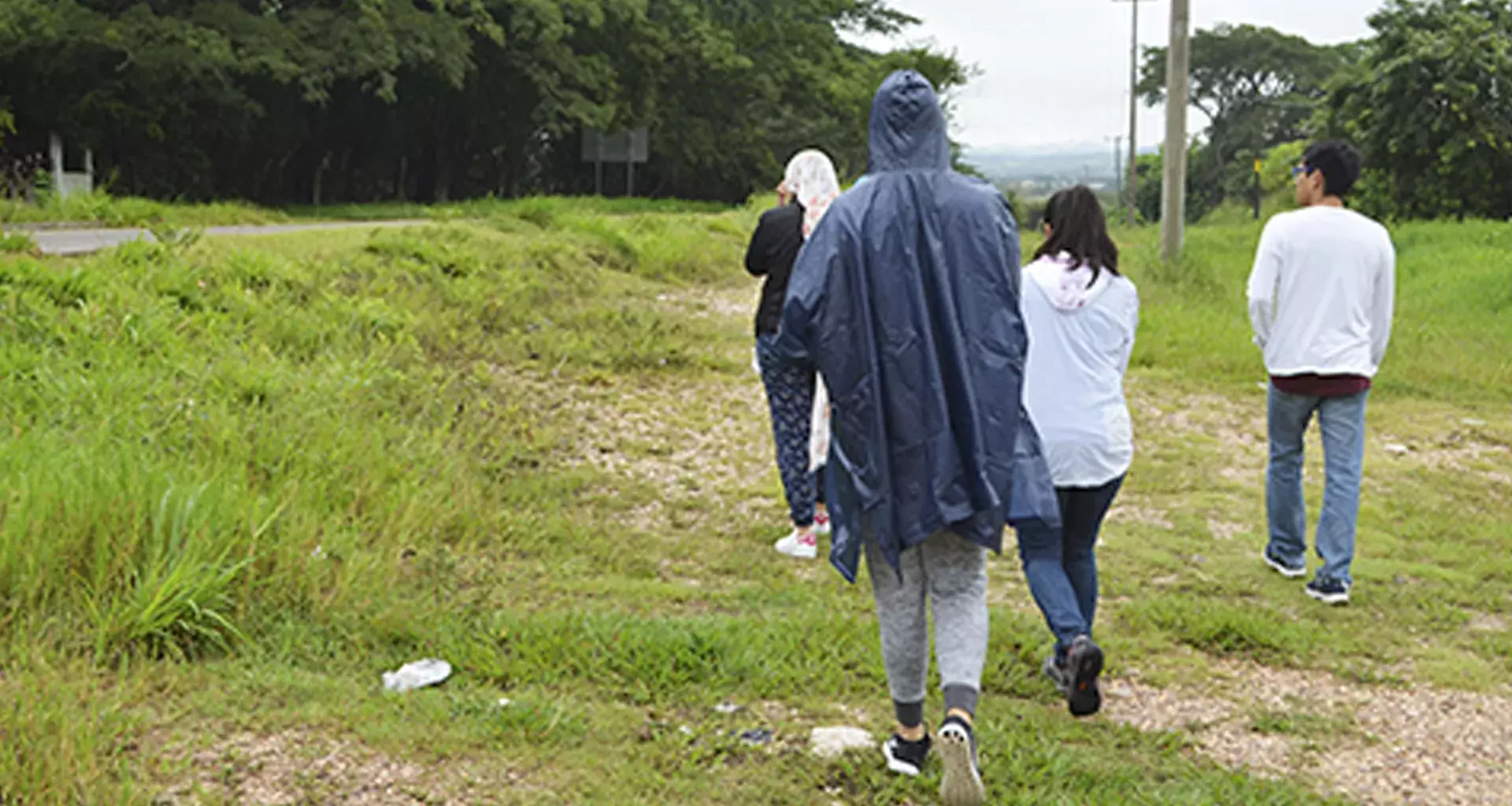 Alumnos en el recorrido a la Sima de las Cotorras