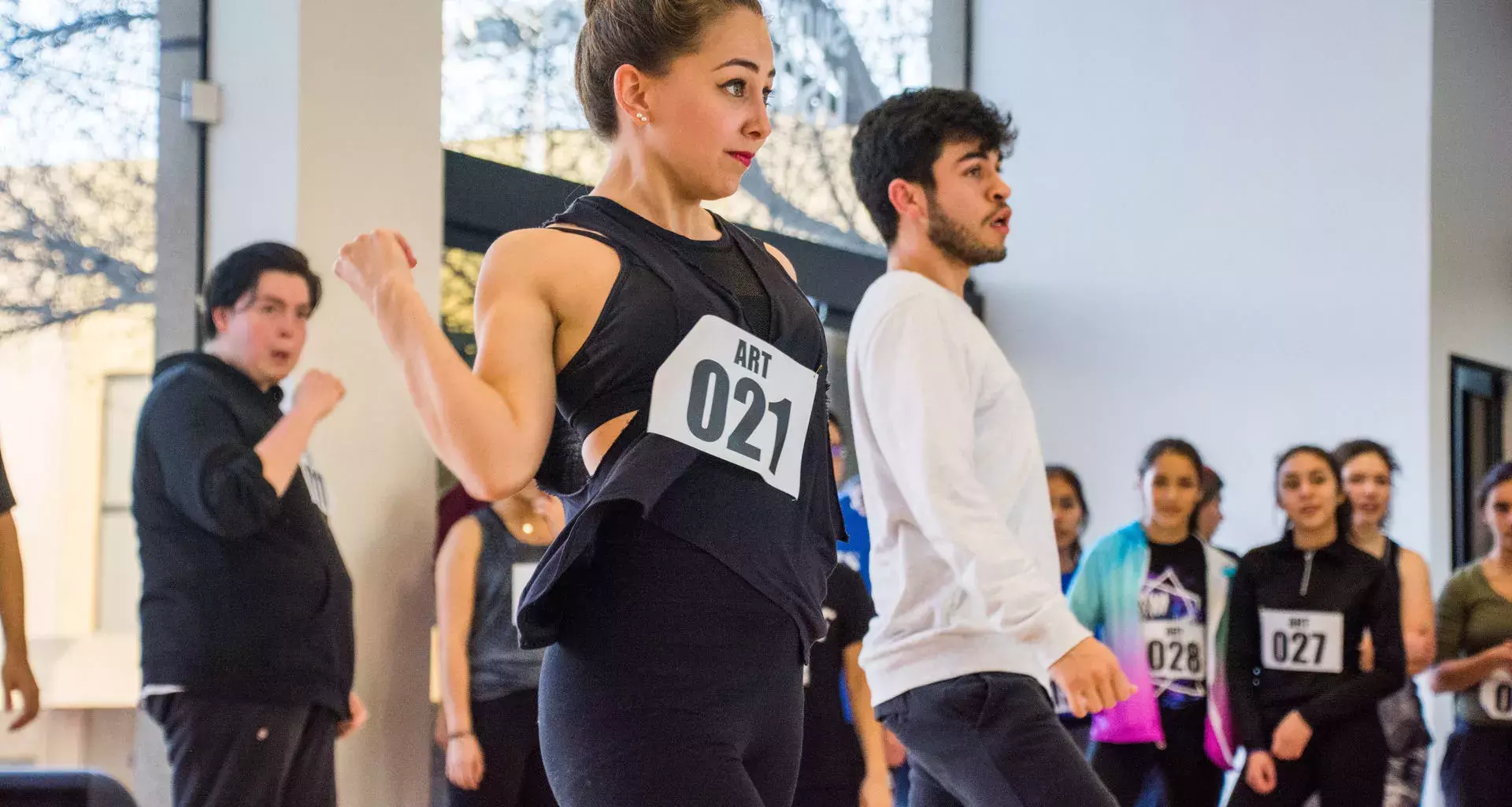 Jóvenes bailando en una audición