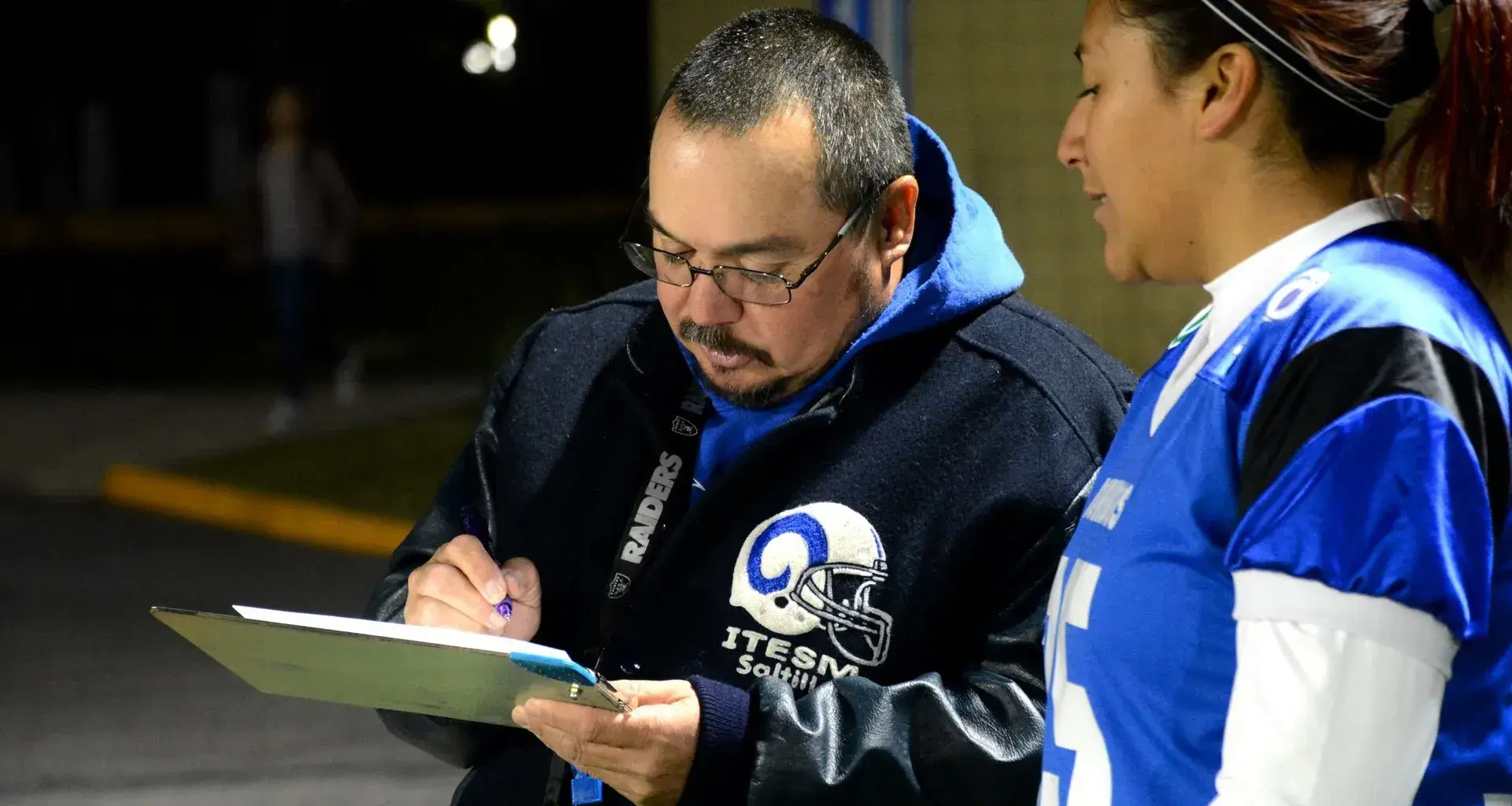 El coach Pedro Solís junta a una alumna