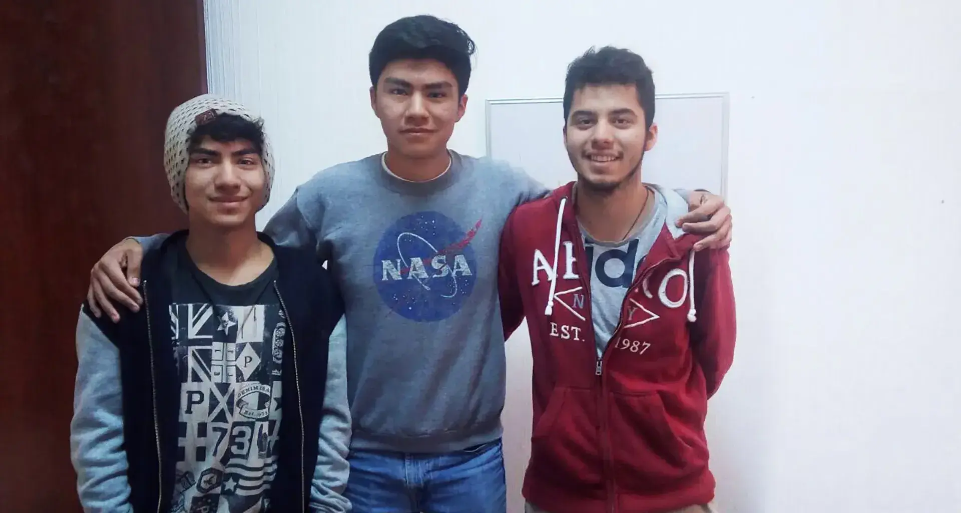 Diego, Daniel y Brandon, posando para la foto antes de viajar a Quintana Roo