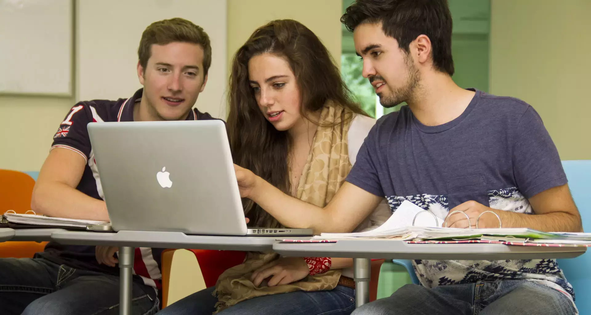 alumnos estudiando frente a una computadora