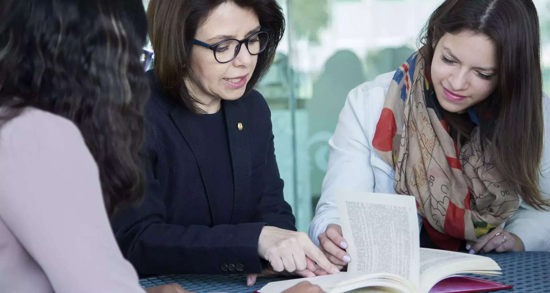 alumnos y profesor estudiando