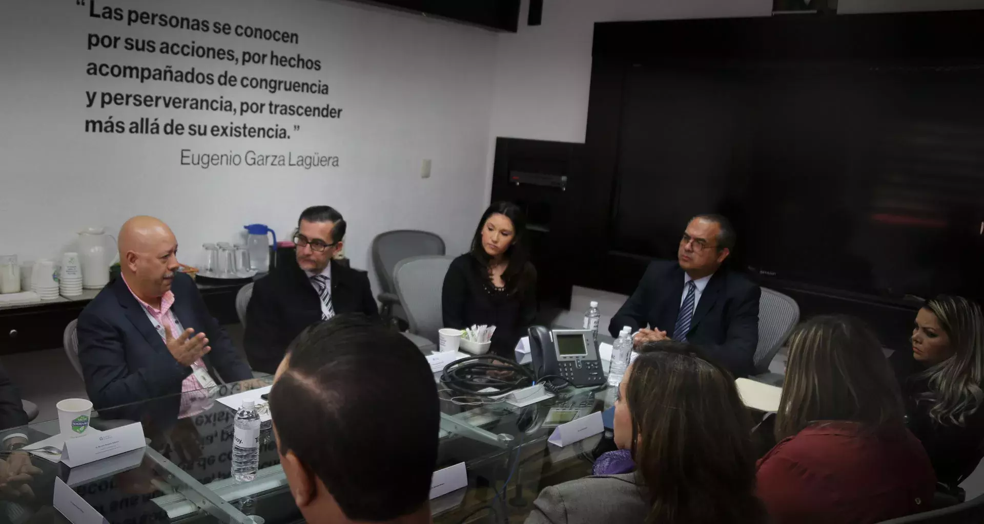 Direcotores realizando la firma del convenio