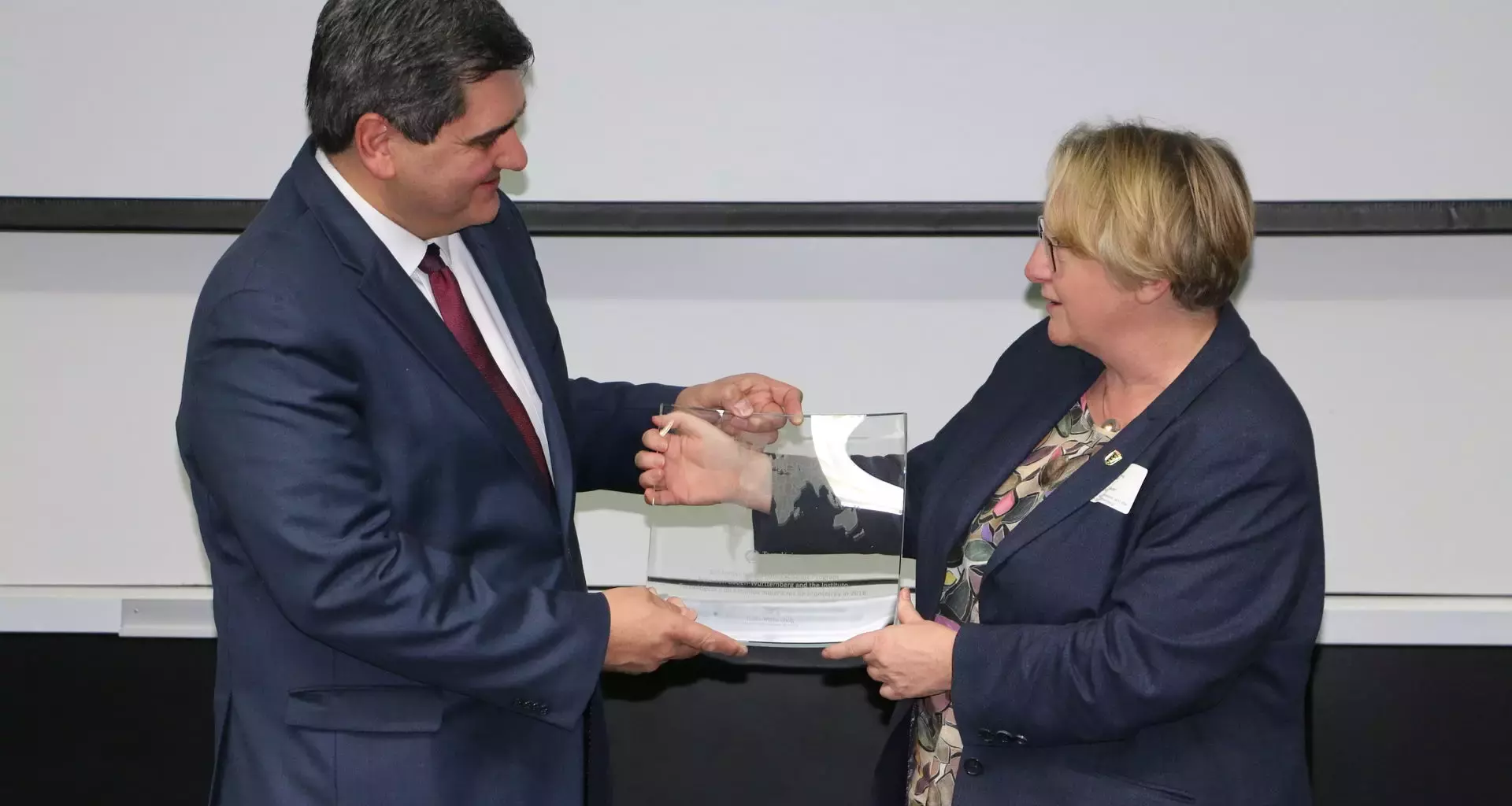 La ministra de Baden-Württemberg entregó a nuestro rector una placa conmemorativa