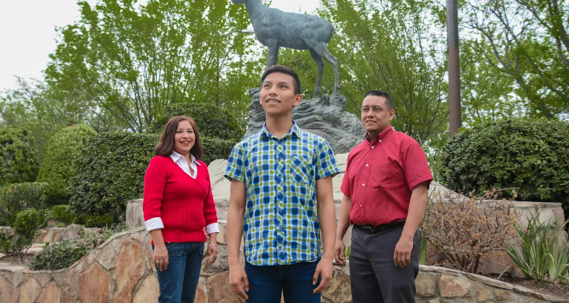 La familia Muñiz Mata delante del borrego