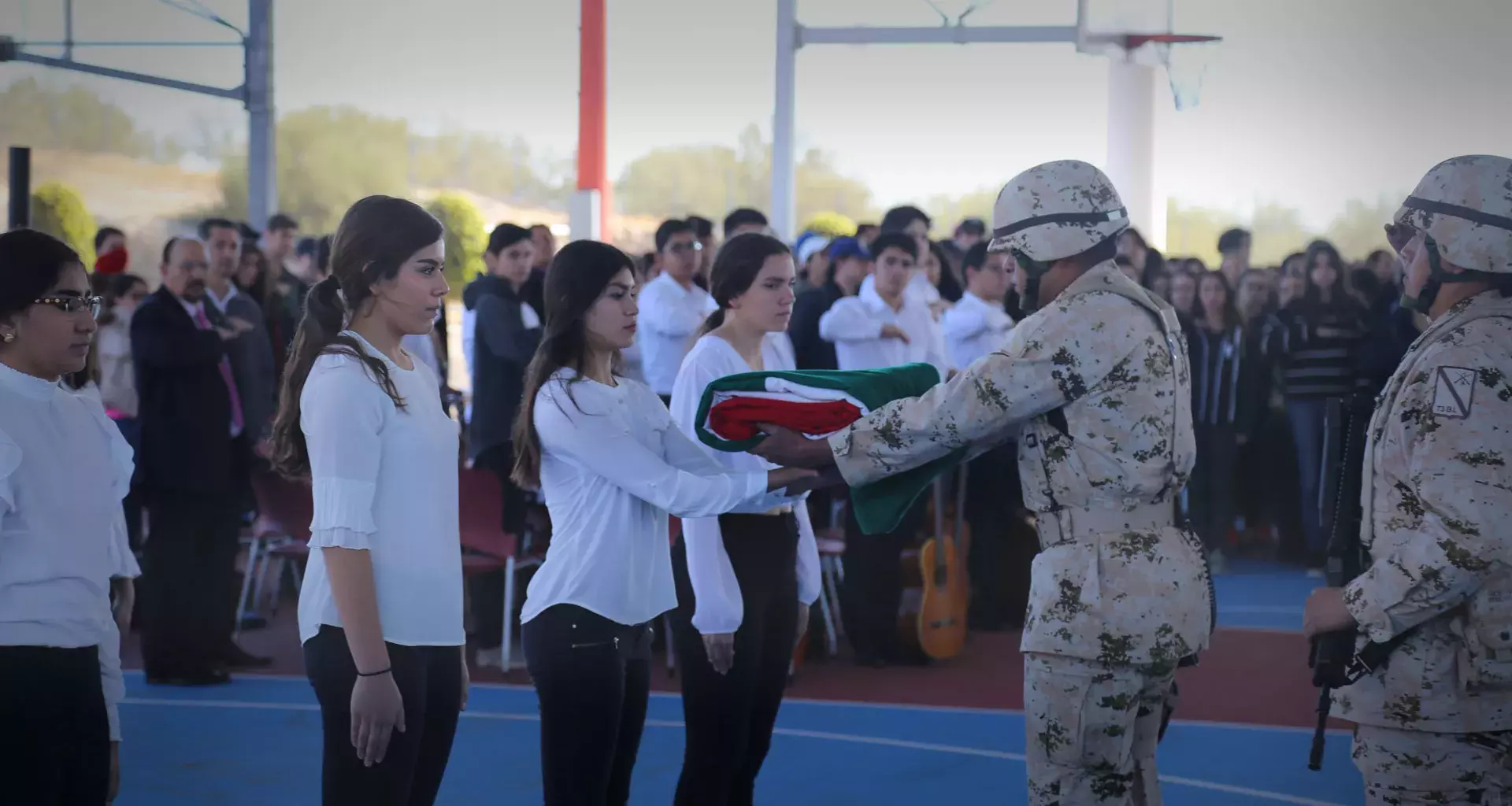 Alumnos participando en la incineración de la bandera