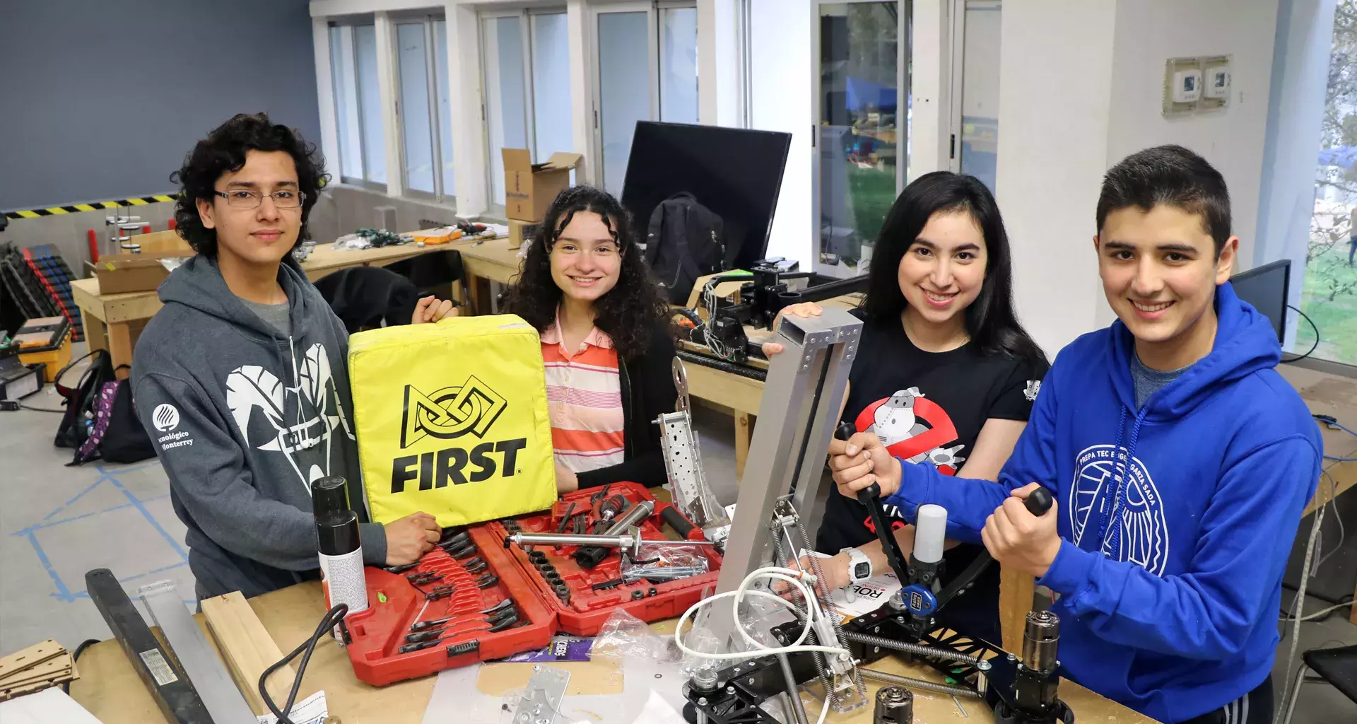 Alumnos del equipo Botbusters que competirán en FIRST