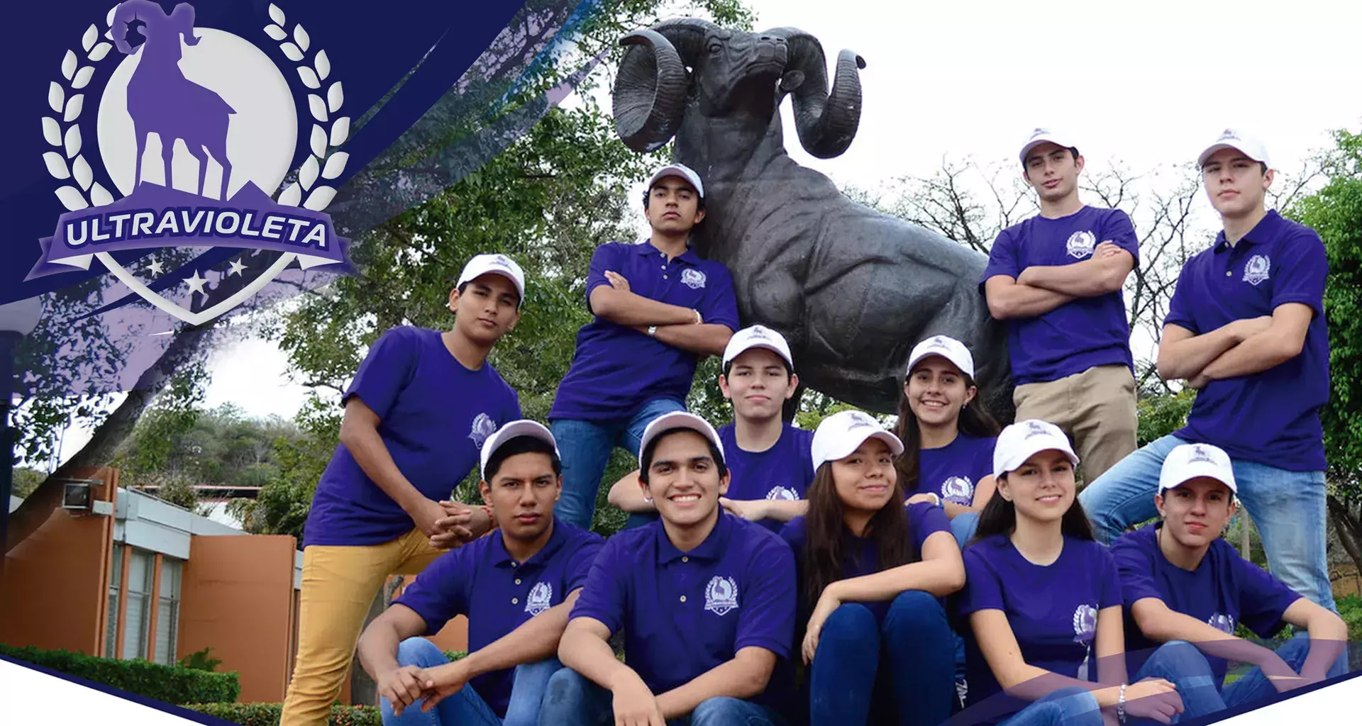 El equipo Ultravioleta posando para las cámaras de CONECTA