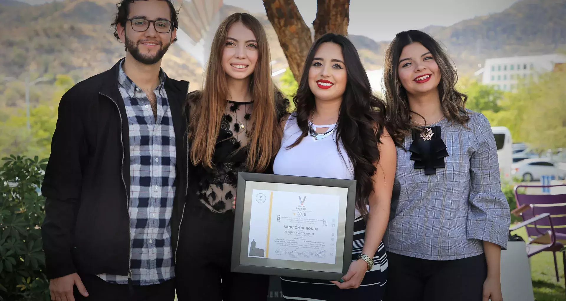 Alumnos con el premio que recibieron en Álamos