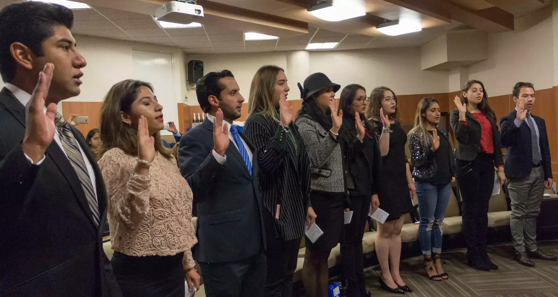 Alumnos de Derecho tomando protesta para para pertenecer a Phi Delta Phi