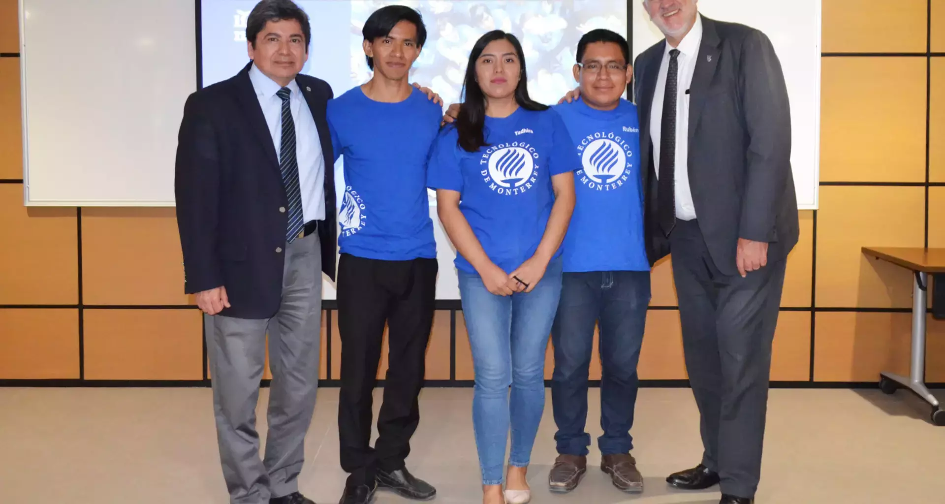 Los Líderes del Mañana de Chiapas, al lado del Rector y Director del  campus