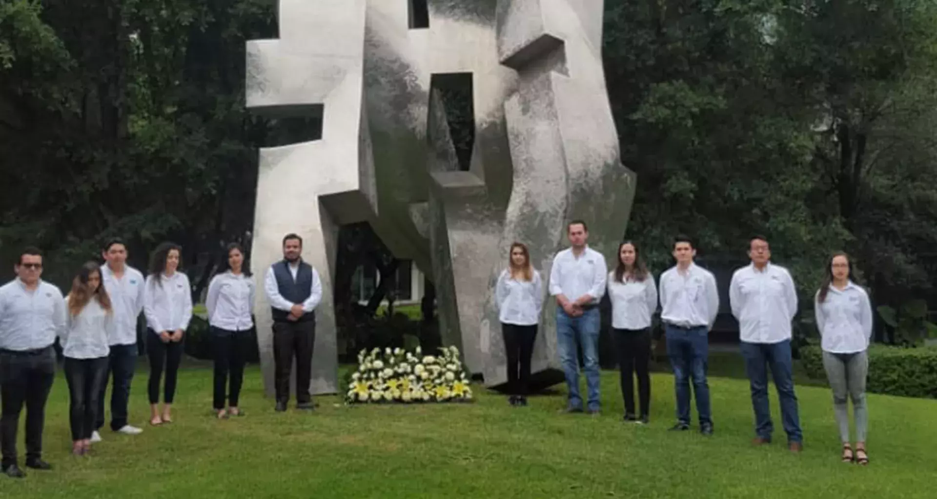 Alumnos de grupos estudiantiles en el cuarto aniversario luctuosos de don Lorenzo Zambrano