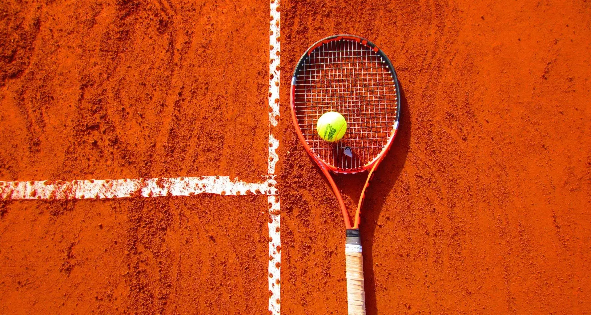 Raqueta y pelota de tenis