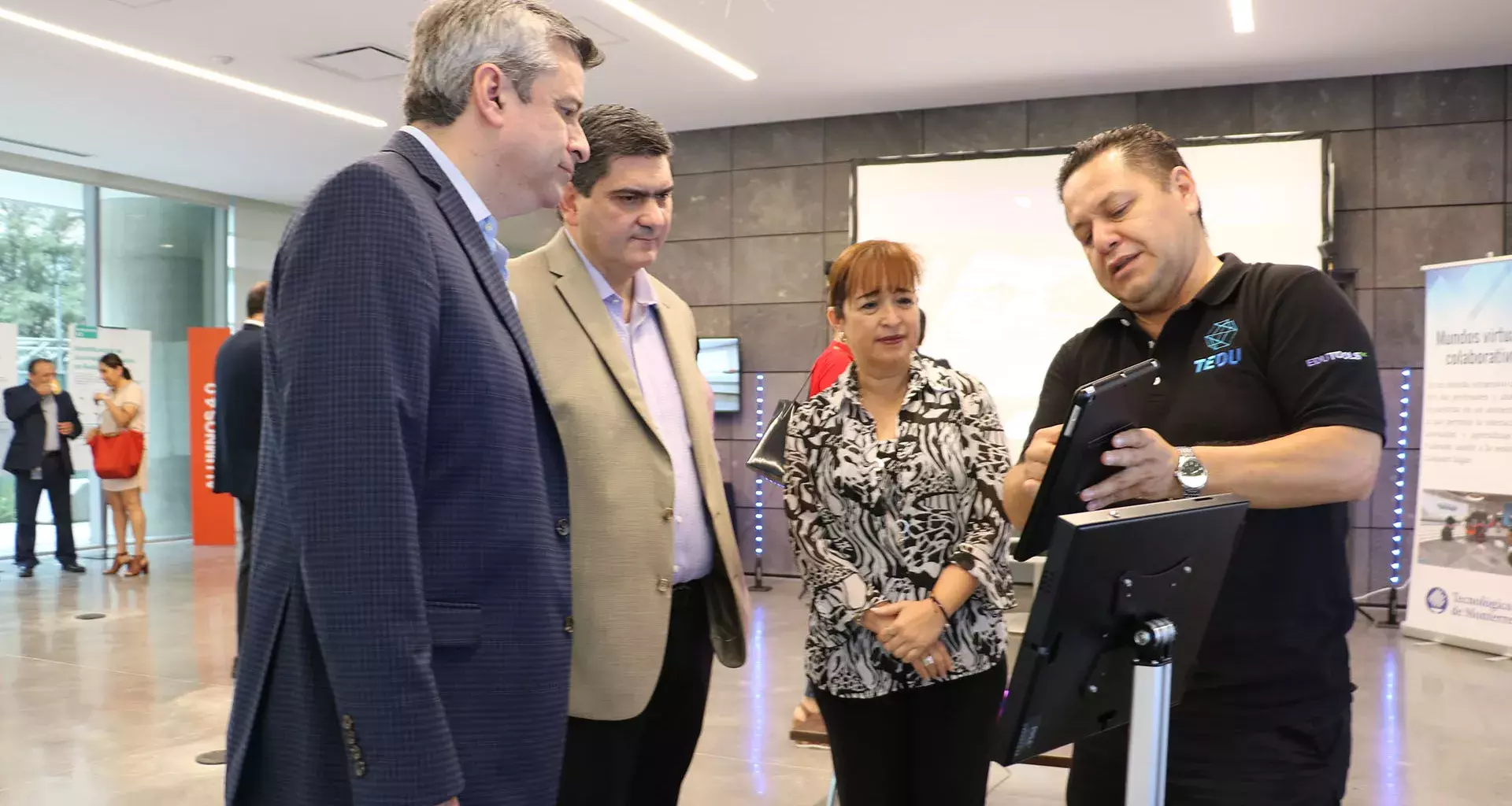 Secretaria de Educación de NL junto al Rector del Tec de Monterrey