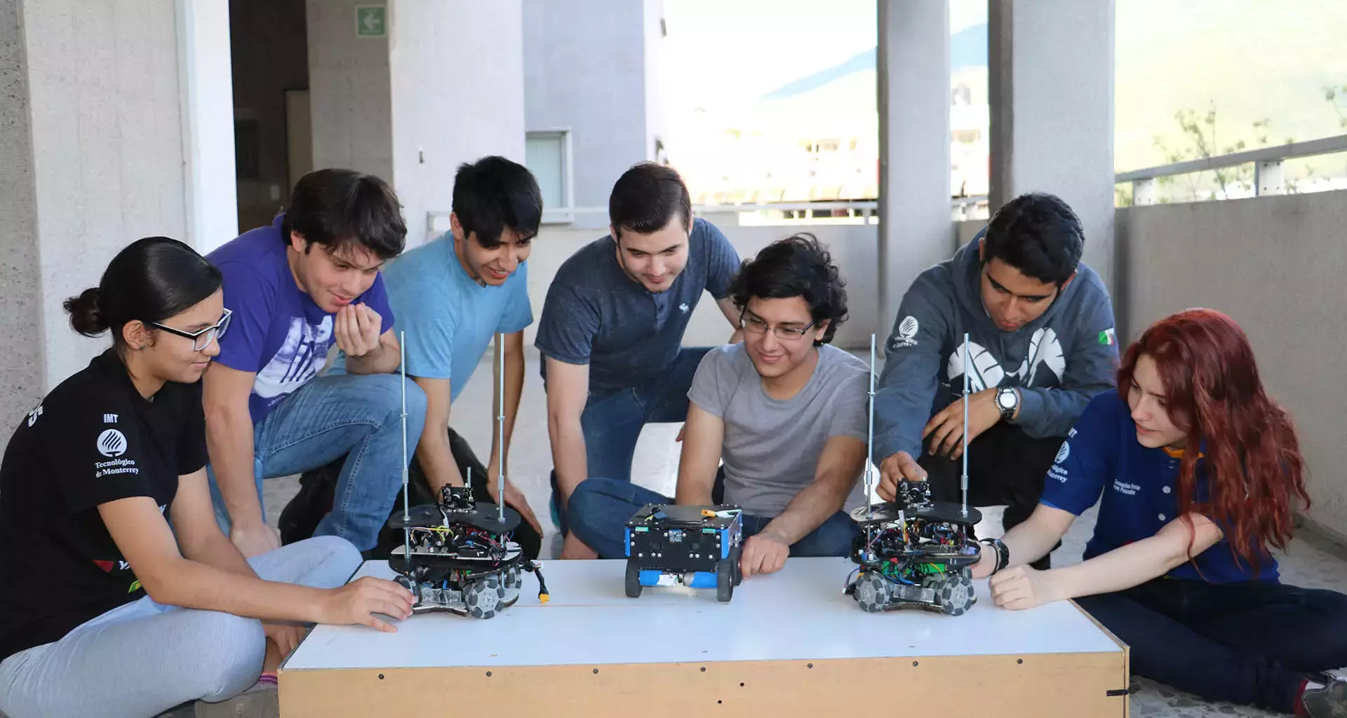 Alumnos de RoBorregos que compiten en la RoboCup 2018, en Canadá