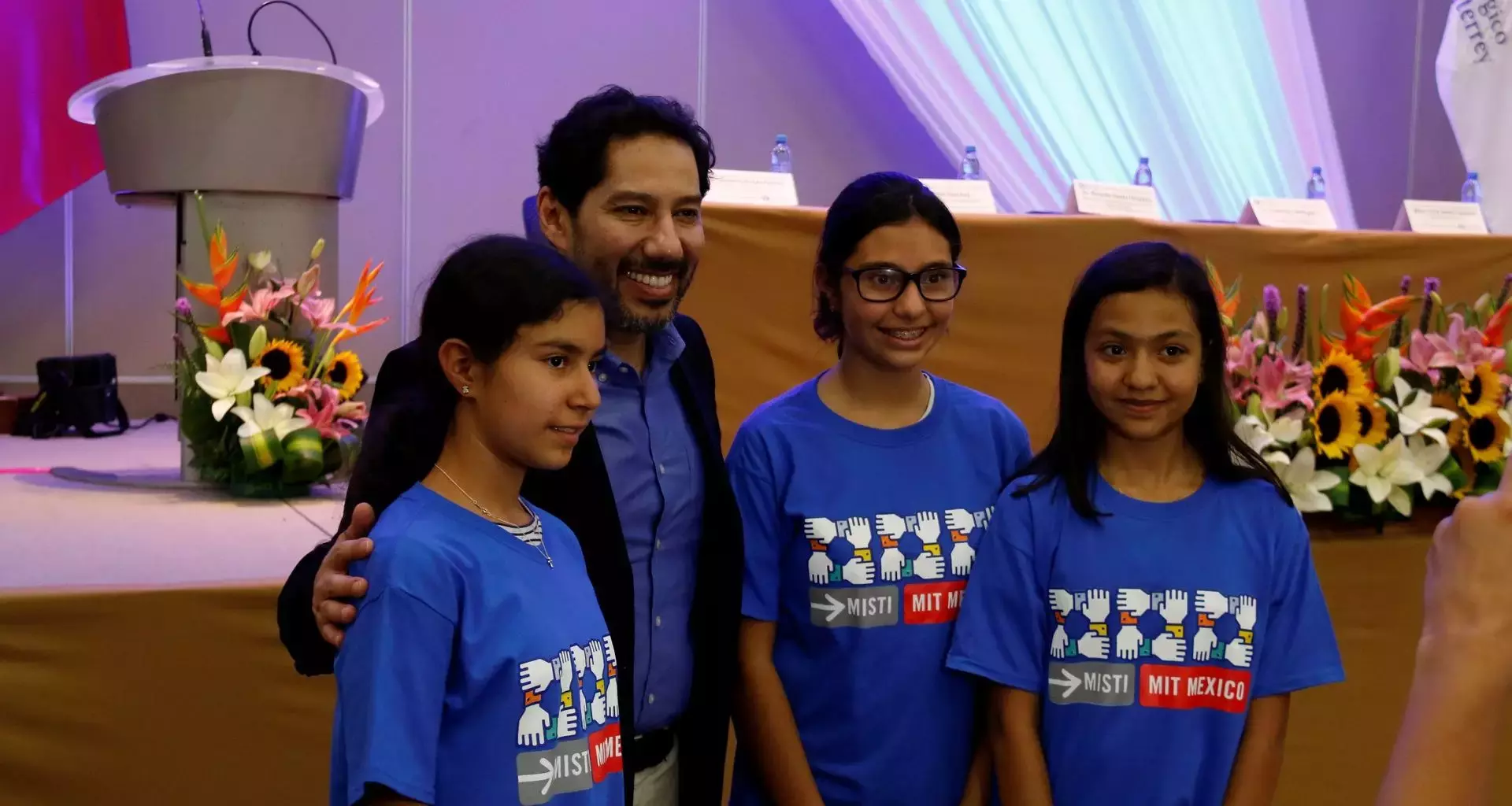 Dr Abel Sánchez en clausura de campamento de verano "Patrones Hermosos"