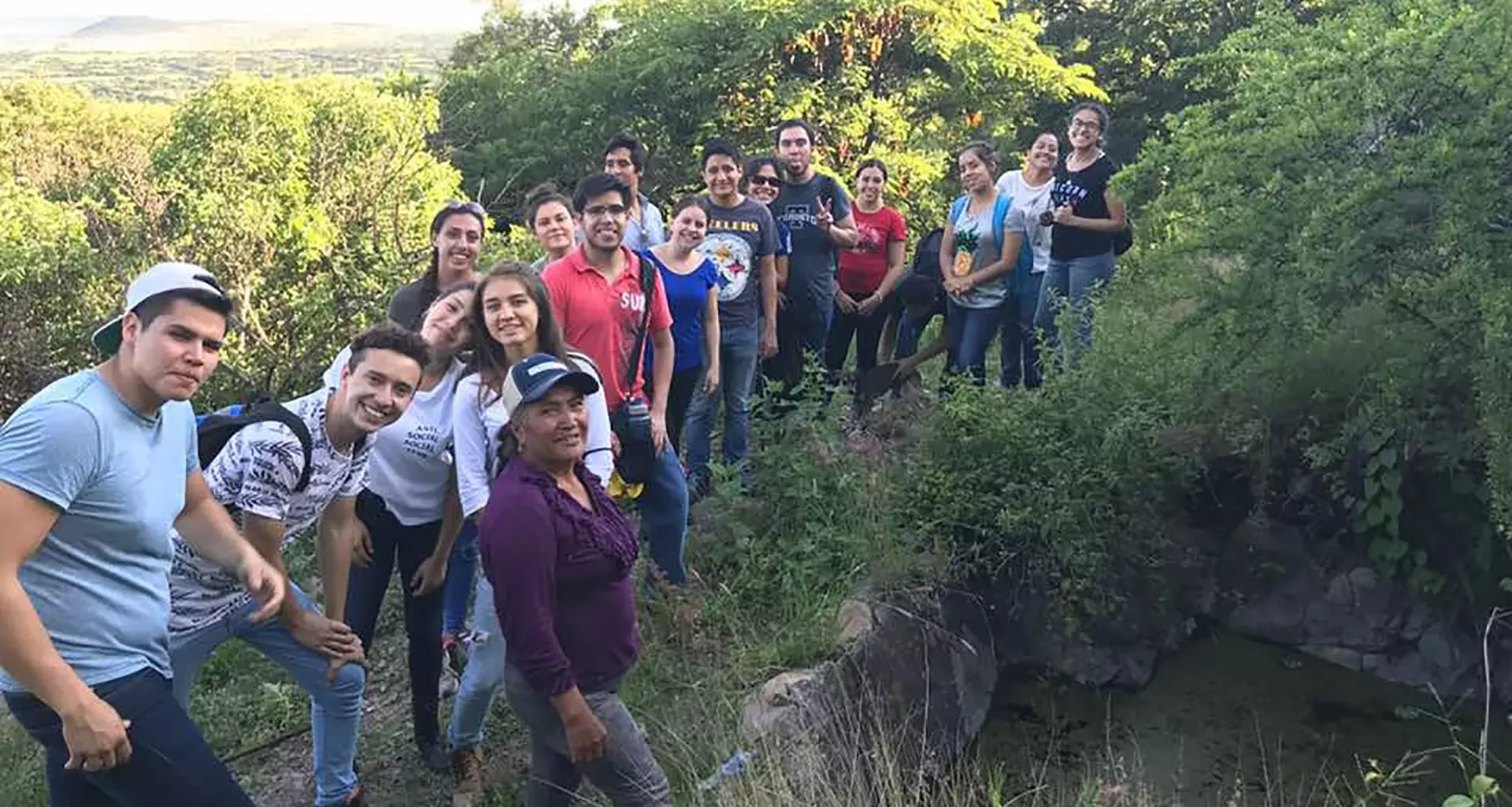 Alumnos de IBT en su visita a Santa Rosa Jauregui 