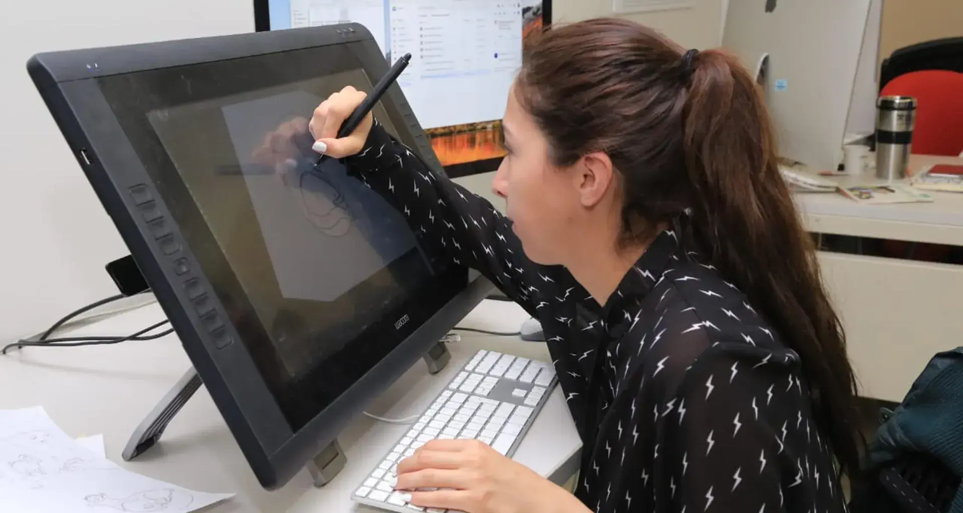 Alumna realizando ilustraciones